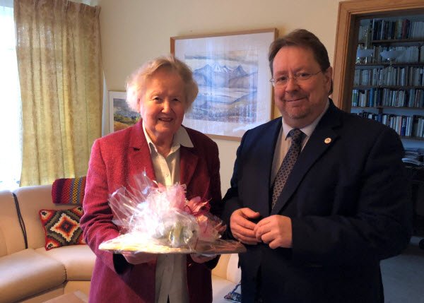 Formaður LÍ Reynir Arngrímsson afhendir Þóreyju J. Sigurjónsdóttur heiðursviðurkenninguna.