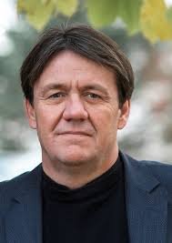 Í sjálfheldu fábreytileika og aukinna útgjalda