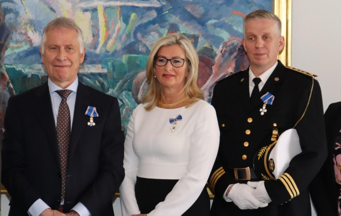 Alma D. Möller og Þórólfur Guðnason sæmd fálkaorðu