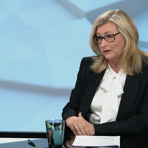 Ákvarðanir alltaf í endurskoðun - Alma Möller í Kastljósi