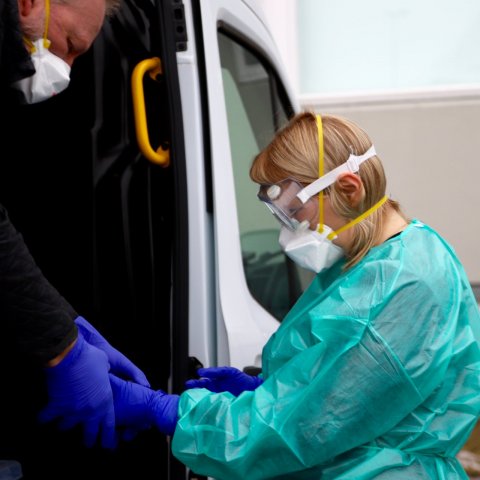 Margrét Ólafía Tómasdóttir læknir og Guðmundur Ingi Sveinsson bílstjóri Læknavaktarinnar. Þau fóru í…