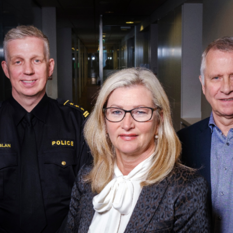 Tveir læknar og einn löggukarl fá athygli - Þríeykið í fjölmiðlum