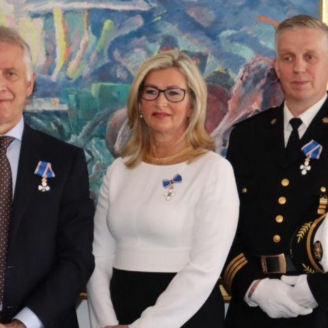 Alma D. Möller og Þórólfur Guðnason sæmd fálkaorðu